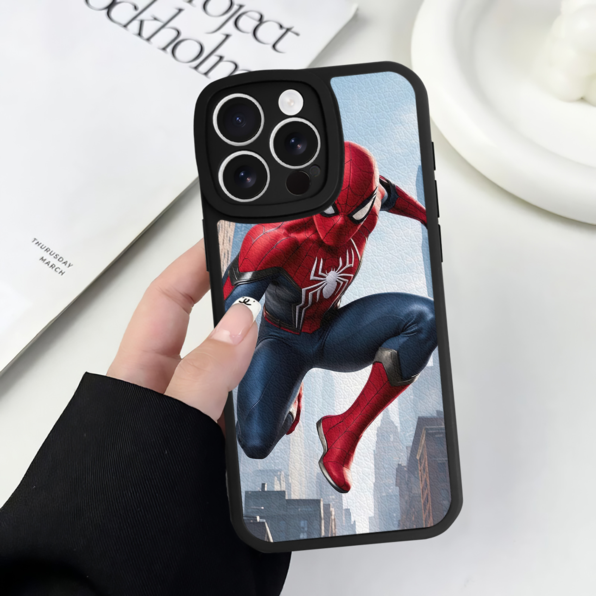 Spider Man スパイダーマン 【iPhone 16シリーズ対応】シリコンスマホケース（レザー調） 材質：シリコン